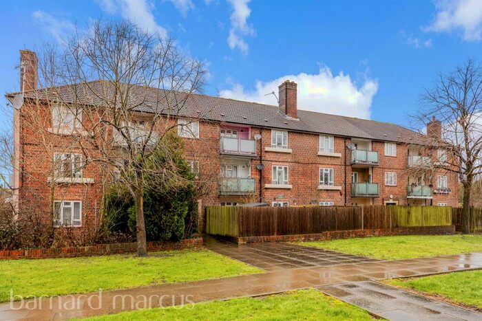 3 Bedroom Flat For Sale In Radstock Way, Merstham, Redhill, RH1