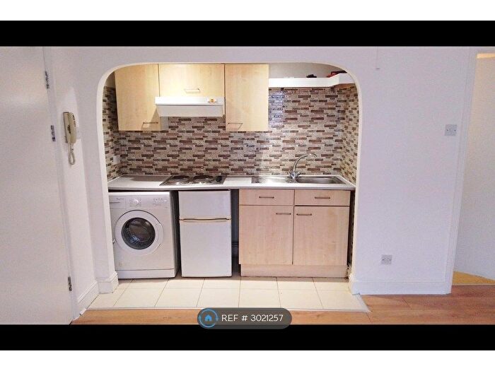Studio To Rent In Lausanne Road, Turnpike Lane, N8