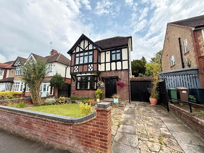3 Bedroom Detached House For Sale In Elmwood Crescent, Luton, LU2