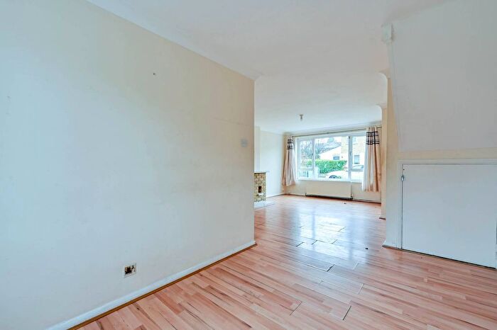 3 Bedroom Property For Sale In Hawthorn Close, Woking, GU22