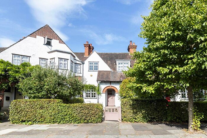 3 Bedroom Flat To Rent In Ludlow Road, Ealing London, W5