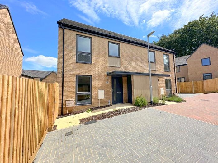 3 Bedroom Semi-Detached House To Rent In Farmstead Close, Luton, LU4