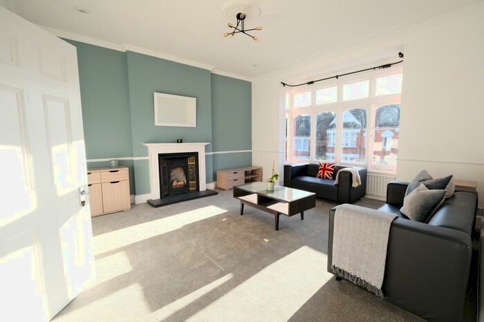 4 Bedroom Flat To Rent In Compton Road, Winchmore Hill, N21