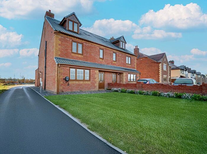 4 Bedroom Semi-Detached House For Sale In Coventry Road, Bulkington, CV12