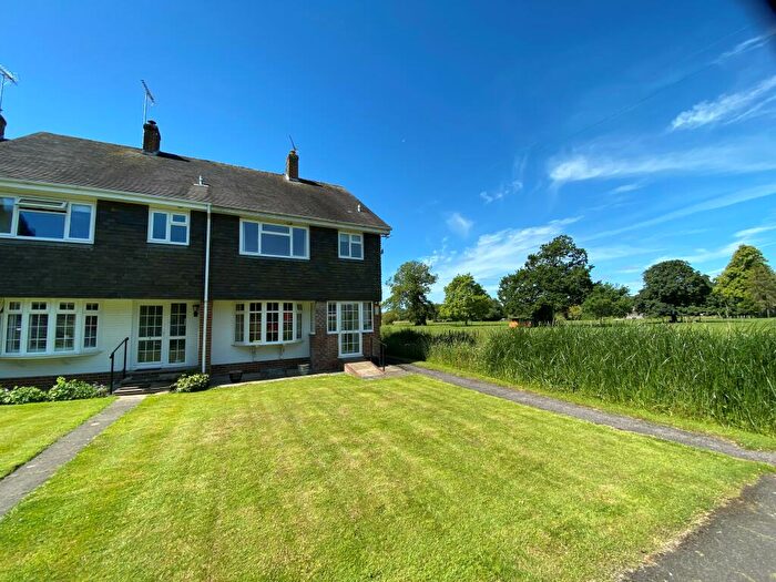 3 Bedroom End Of Terrace House To Rent In Nelson Close, Stockbridge, SO20