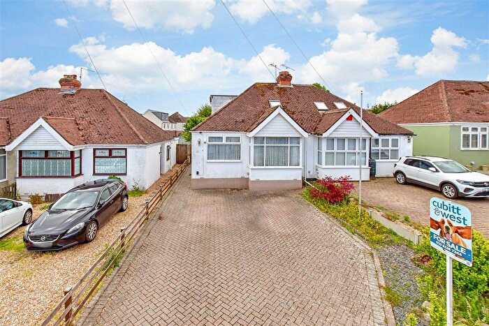 4 Bedroom Chalet For Sale In Privett Road, Waterlooville, Hampshire, PO7