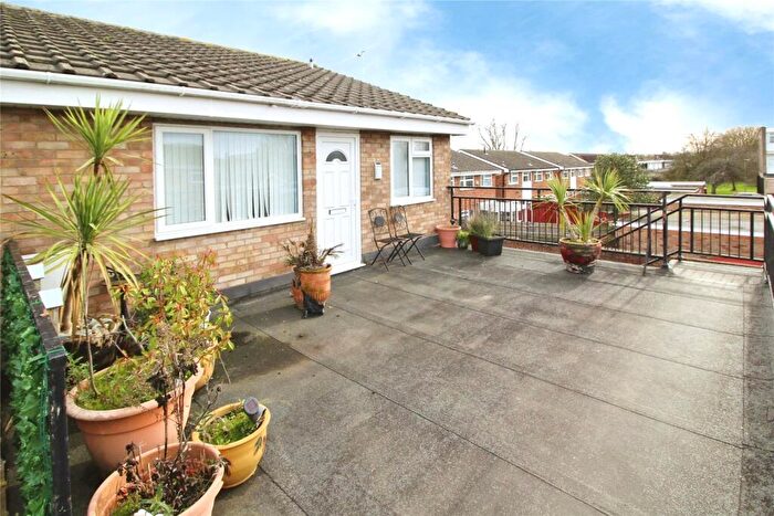 2 Bedroom Flat For Sale In Shaldon Court, Bedford, Bedfordshire, MK40