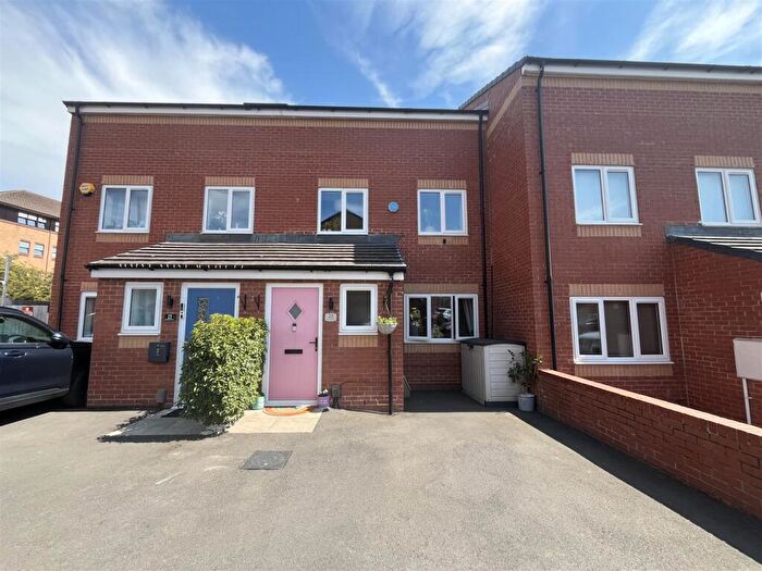 4 Bedroom Town House For Sale In Cherwell Drive, Buttershaw, Bradford, BD6