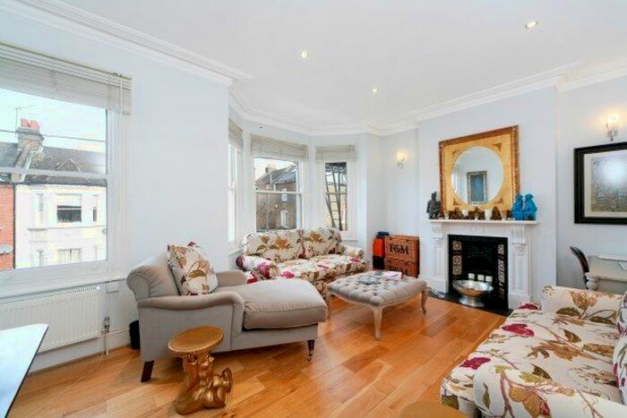 2 Bedroom Flat To Rent In Trefoil Road, Wandsworth, SW18