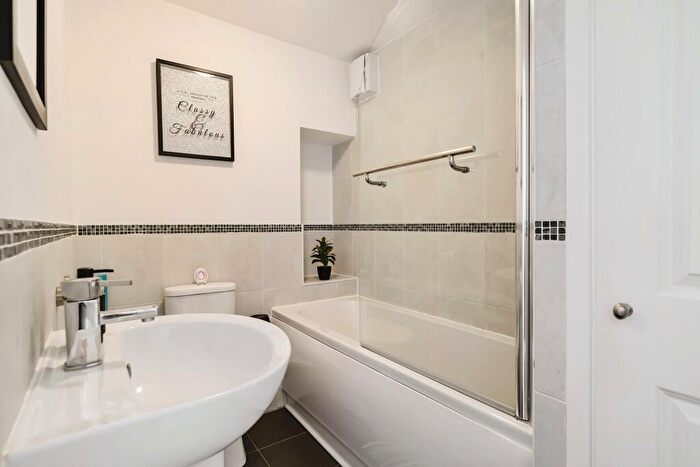 1 Bedroom Flat For Sale In Gledhow Wood Close, Oakwood, Leeds, LS8