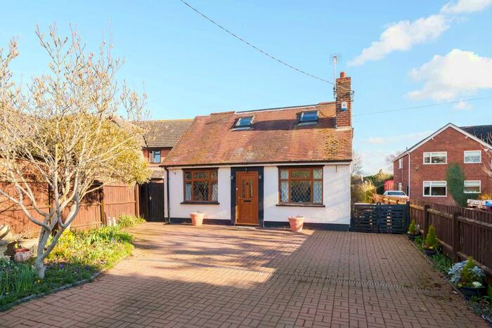 4 Bedroom Detached House For Sale In Avenue Road, Rushden, NN10