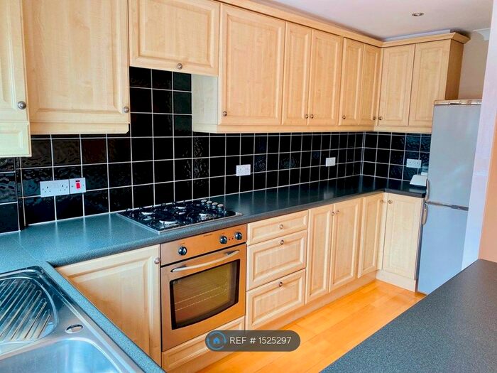 2 Bedroom Flat To Rent In Lambert Court, Bushey, WD23