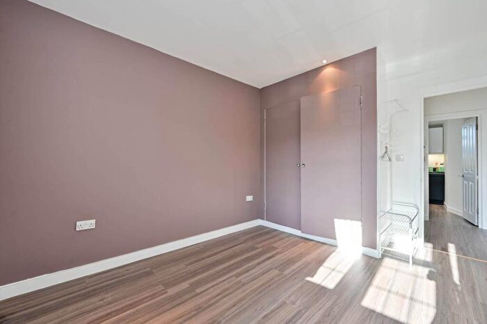 2 Bedroom Flat To Rent In The Triangle, Kingston, Kingston Upon Thames, KT1