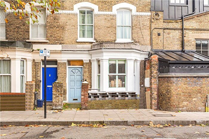 2 Bedroom Flat For Sale In Lee Street, London, E8