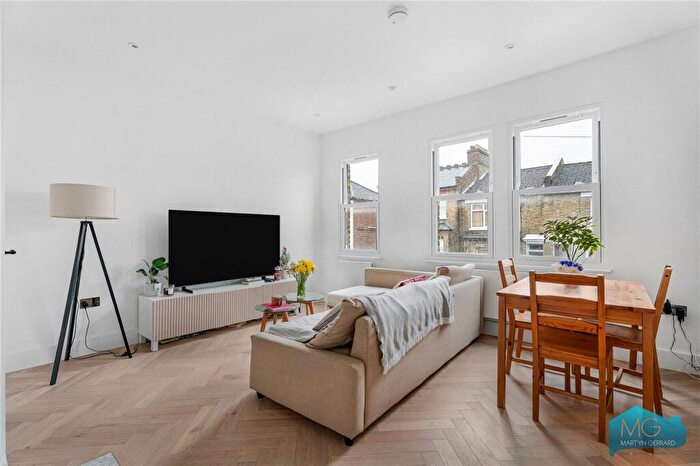 3 Bedroom Maisonette For Sale In Brownlow Road, London, N3