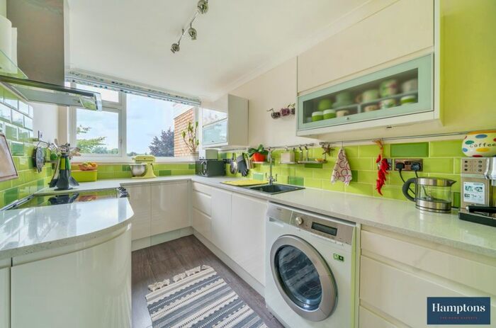 3 Bedroom Flat To Rent In Avenue Road, Epsom, KT18