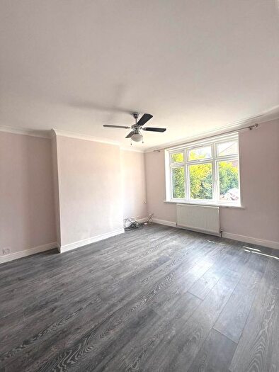 4 Bedroom Semi-Detached House To Rent In Hayes, UB3