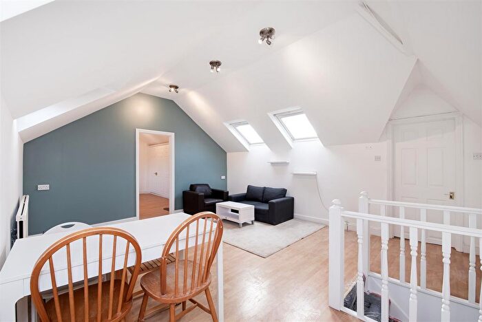 2 Bedroom Flat To Rent In Hanger Lane, Ealing, W5