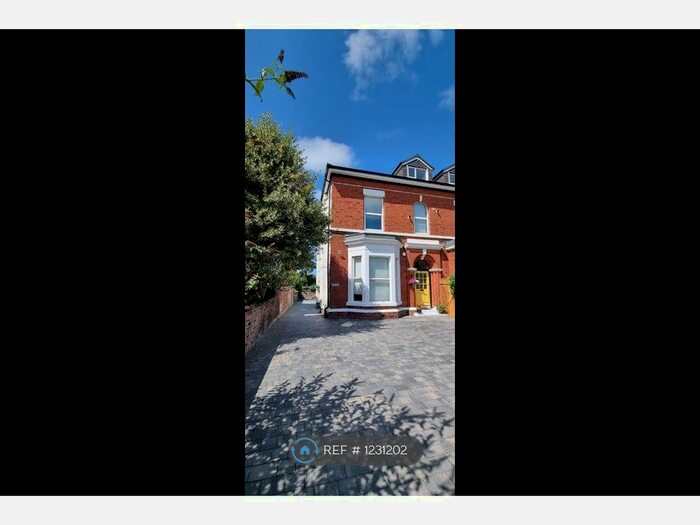 2 Bedroom Flat To Rent In Liverpool, Liverpool, L23