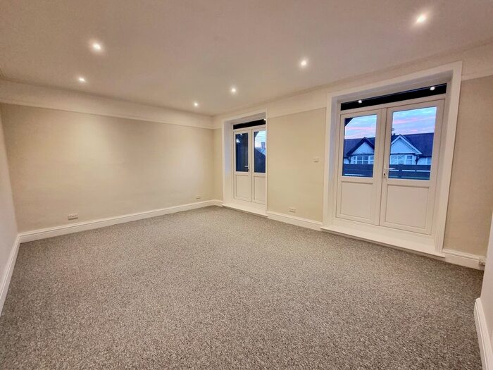 3 Bedroom Flat To Rent In The Broadway, Mill Hill NW7