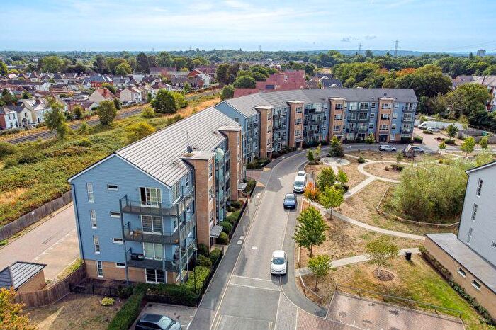 1 Bedroom Flat For Sale In Kennett Lane, Chertsey, KT16