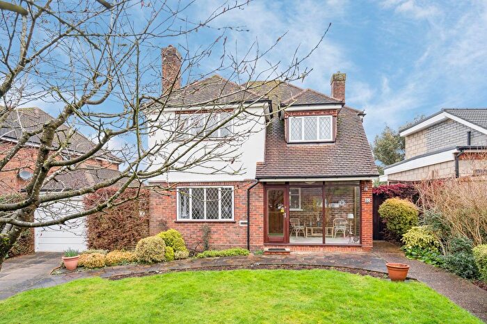 3 Bedroom Detached House For Sale In Chiltern Avenue, Bushey, WD23