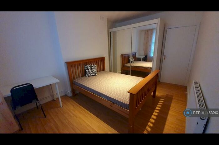 3 Bedroom Flat To Rent In Brook House, London, NW1