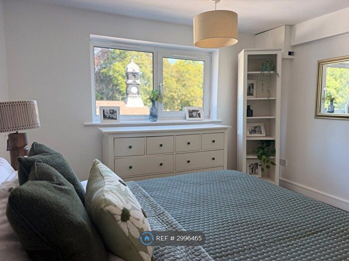 2 Bedroom Flat To Rent In Gledhow Wood Close, Leeds, LS8