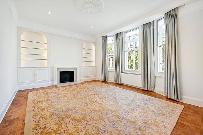 3 Bedroom Flat To Rent In Egerton Gardens, London, SW3