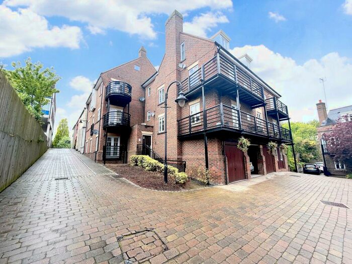 3 Bedroom Apartment To Rent In Alexander Mews, Billericay, CM12