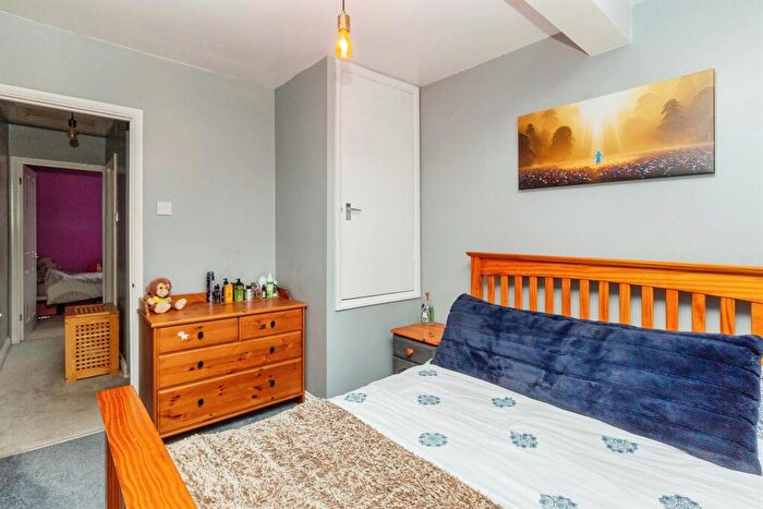 2 Bedroom End Of Terrace House For Sale In Northern Road, Aylesbury, HP19
