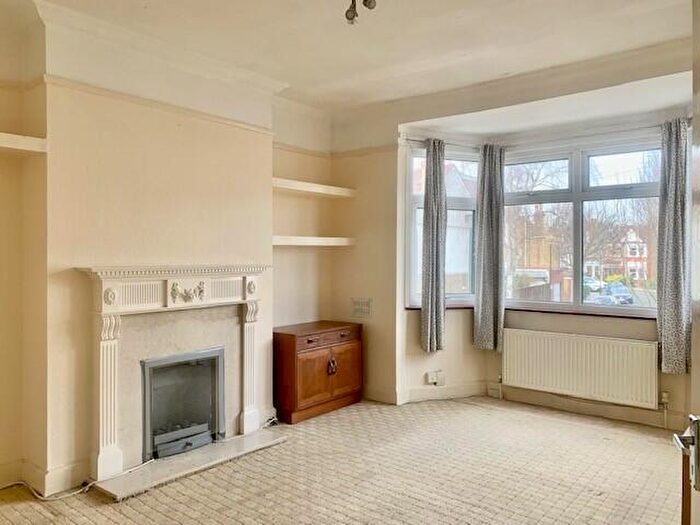 2 Bedroom Flat To Rent In Kingsway, Mortlake, London, SW14