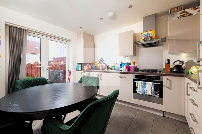 3 Bedroom Town House To Rent In Foxglove Gardens, Chigwell, Essex, IG7