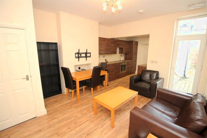 3 Bedroom Flat To Rent In Forsyth Road, Jesmond, Newcastle Upon Tyne, NE2