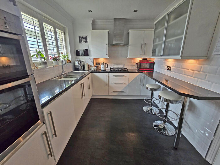 2 Bedroom Apartment For Sale In Meadway Court, Southwick, BN42