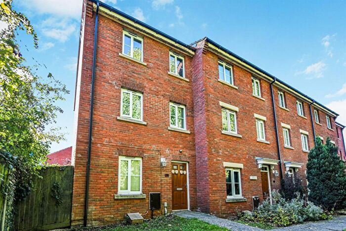 5 Bedroom End Of Terrace House For Sale In Middlefield Road, Chippenham, SN14