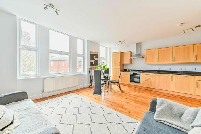 2 Bedroom Flat For Sale In Haselrigge Road, Clapham, London, SW4