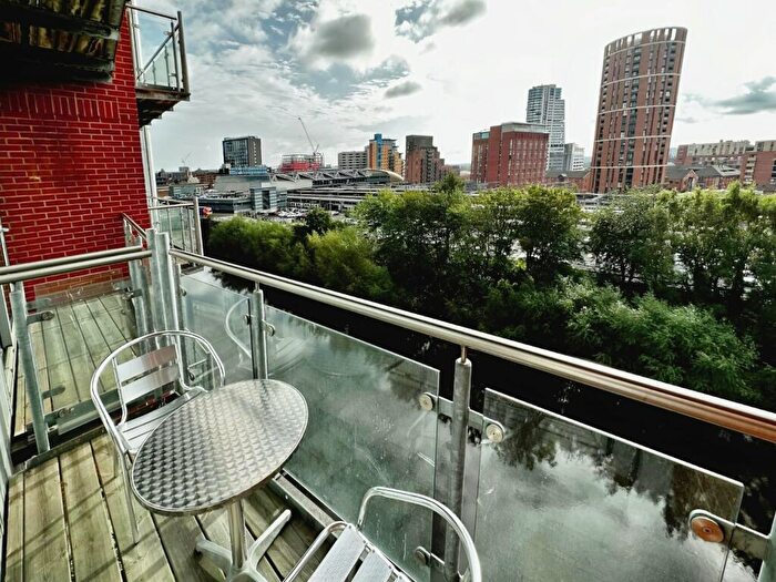 2 Bedroom Flat To Rent In Whitehall Quay, Leeds, West Yorkshire, LS1