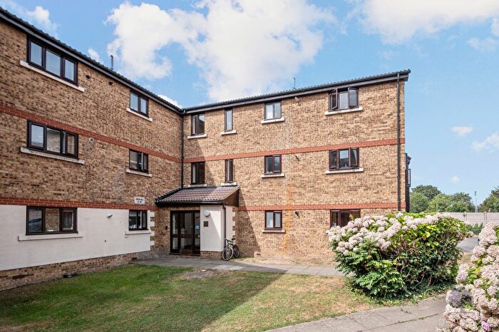 2 Bedroom Flat To Rent In Birchwood Close, Morden, Surrey, SM4