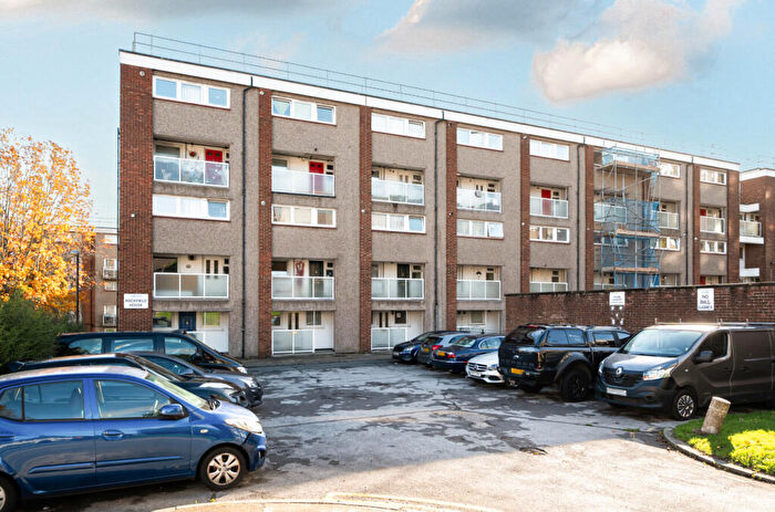 3 Bedroom Flat For Sale In Victoria Road, Hendon, London, NW4