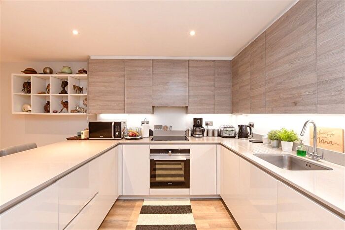 2 Bedroom Flat For Sale In Croydon Road, Caterham, Surrey, CR3
