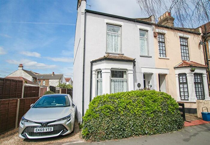 3 Bedroom End Of Terrace House To Rent In North Avenue, Southend On Sea, Essex, SS2