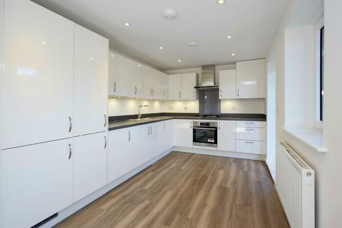 2 Bedroom Flat To Rent In Godstone Road Caterham, CR3