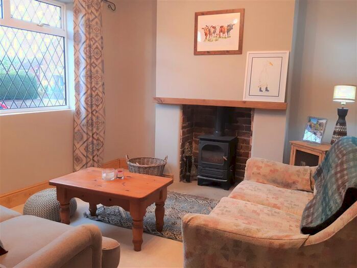 2 Bedroom House To Rent In School Walk, Bawtry, Doncaster, DN10