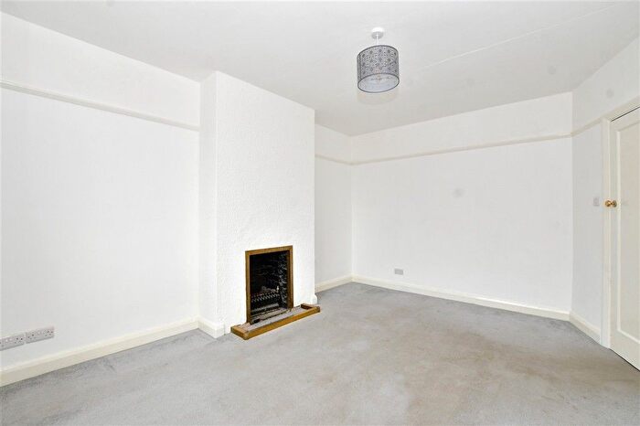 2 Bedroom Flat For Sale In Brighton Road, Lower Kingswood, Tadworth, Surrey, KT20