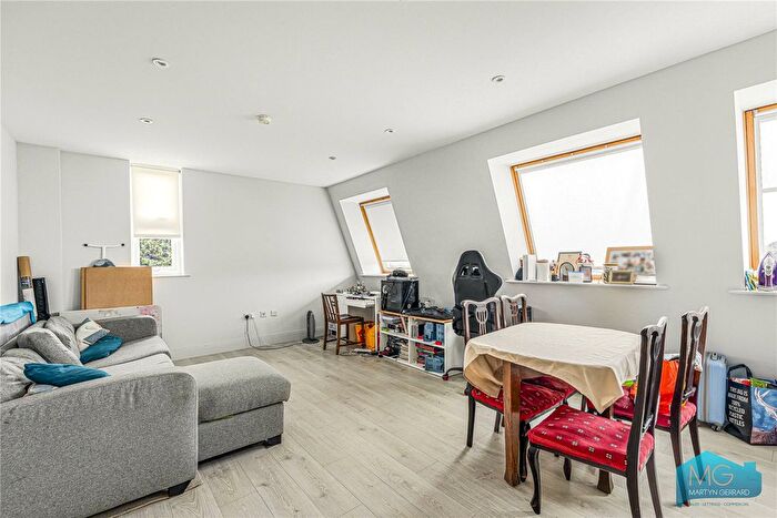 1 Bedroom Flat For Sale In High Road, London, N20