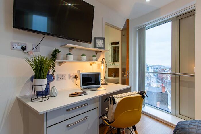 Apartment To Rent In Deluxe Studio Orbital House, NG7