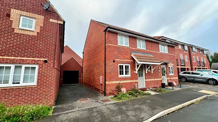 3 Bedroom Semi-Detached House To Rent In Greycing Street, Swindon, SN25