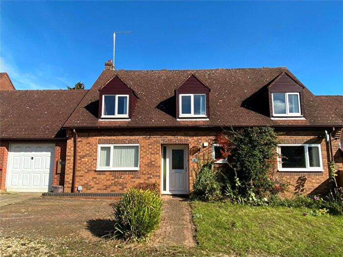 4 Bedroom Link Detached House For Sale In Orchard Close, Badby, Northamptonshire, NN11