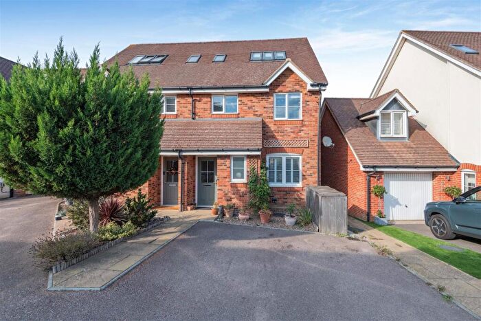 4 Bedroom Town House For Sale In Pinewood Close, Leybourne, West Malling, ME19